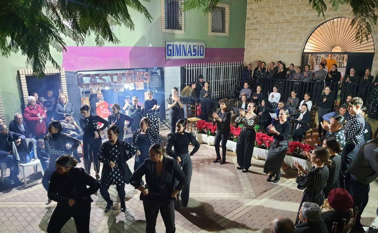 La peña Adra La Torre abrió sus puertas en la nocha del pasado viernes. 
