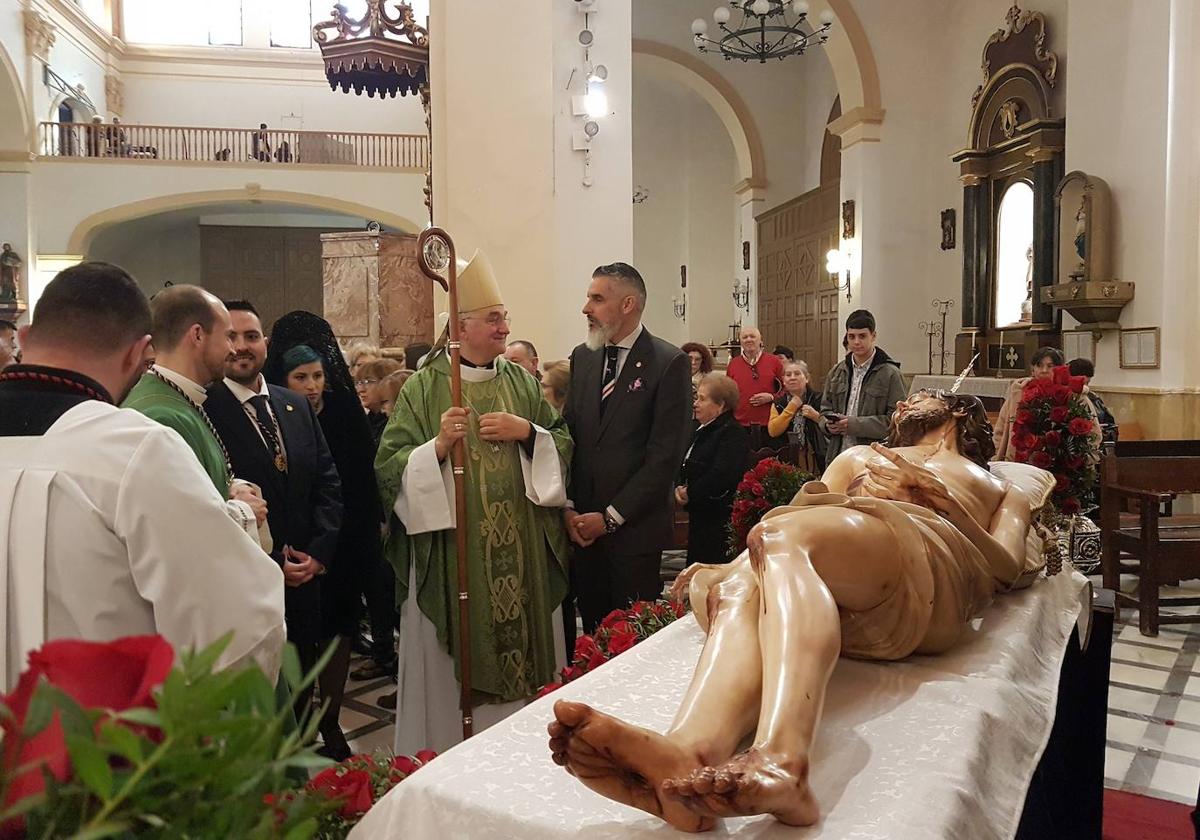 El obispo bendice la nueva talla del Cristo Yacente de Dalías