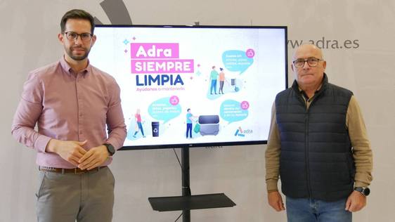 Adra pide a sus vecinos que le «echen una mano» para estar «siempre limpia»