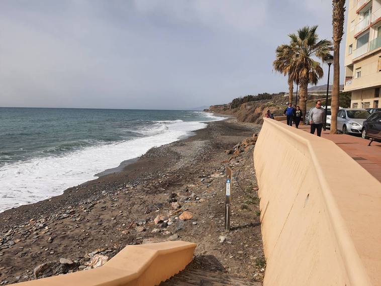 La costa de Adra necesita más aportes de arena