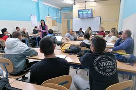 Estudiantes de Adra reciben charlas para fomentar la corresponsabilidad en el hogar