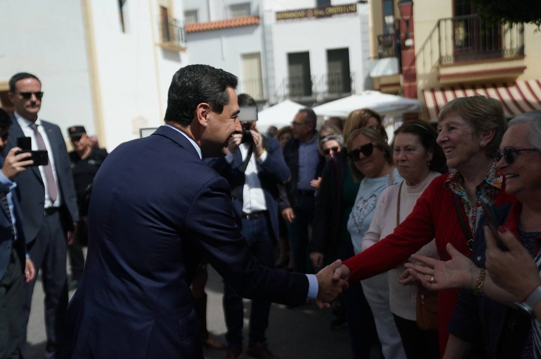 Juanma Moreno se encomienda al Cristo de la Luz