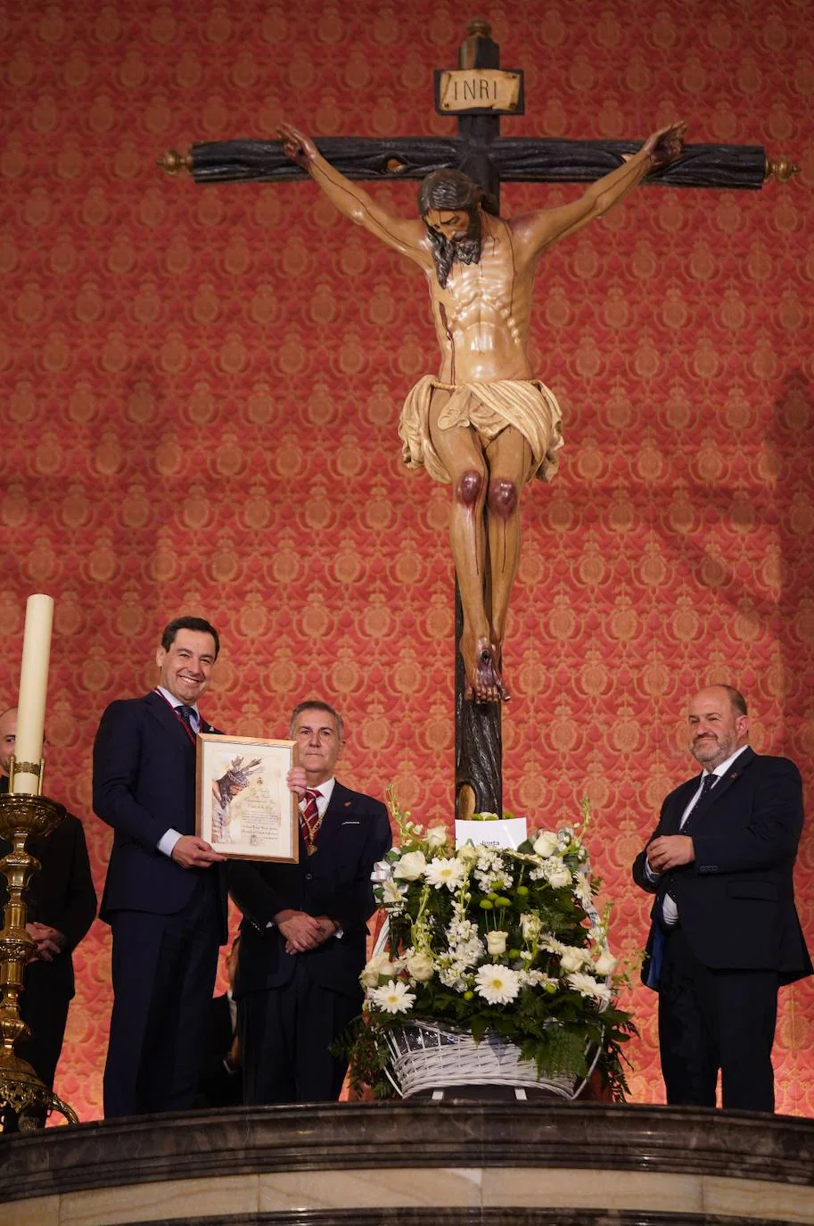 Juanma Moreno se encomienda al Cristo de la Luz