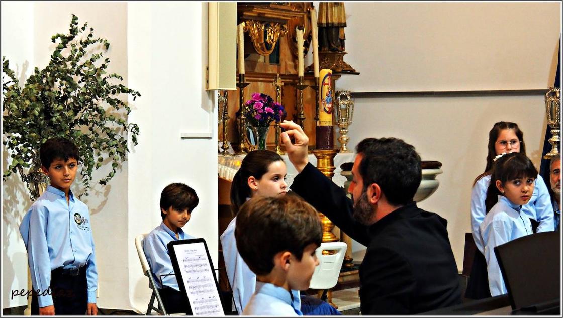 La parroquia 'enmudece' con el coro Pedro Mena