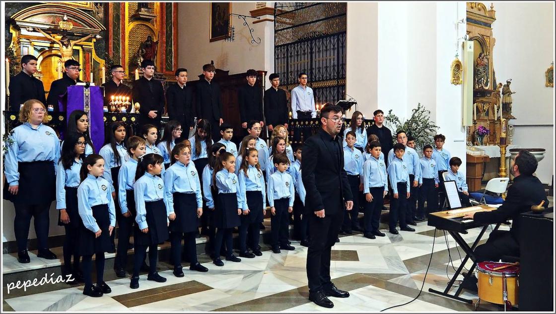 La parroquia &#039;enmudece&#039; con el coro Pedro Mena