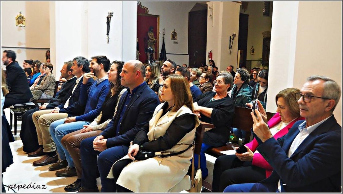 La parroquia 'enmudece' con el coro Pedro Mena