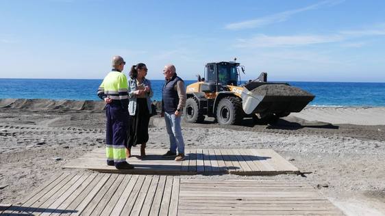 En marcha los trabajos para nivelar las playas de Adra