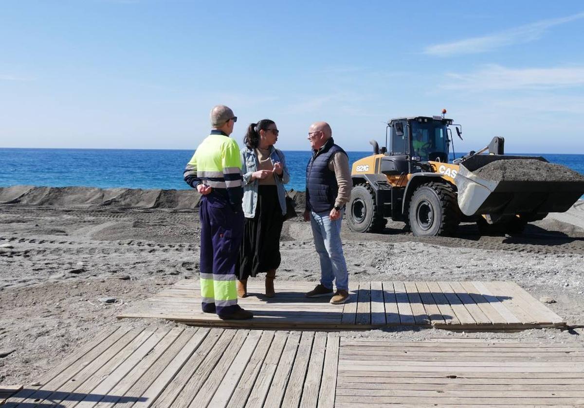En marcha los trabajos para nivelar las playas de Adra