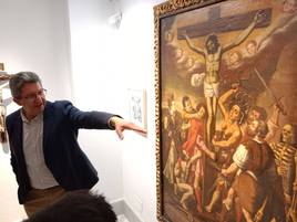 Javier Sánchez junto a una de las obras expuestas, 'Cristo en la Cruz, refugio contra las tentaciones'.