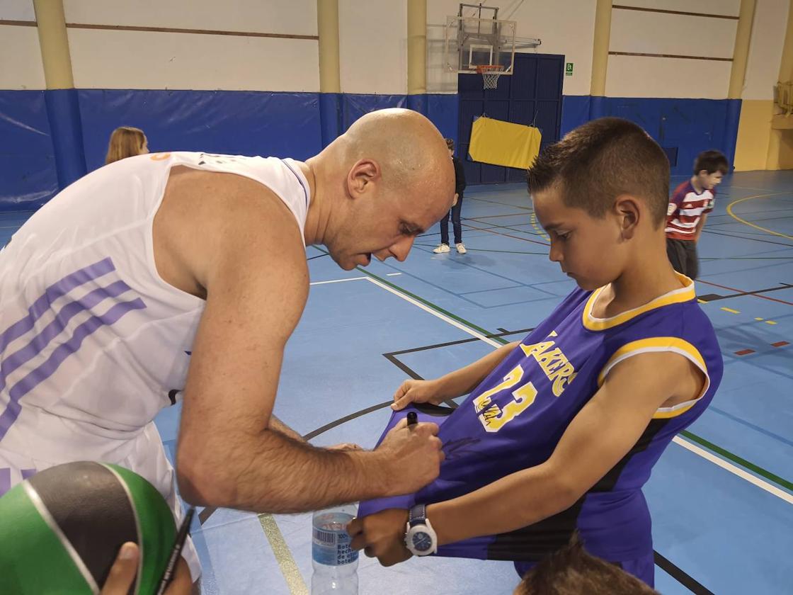 Leyendas del Real Madrid, invitado de excepción a la fiesta del baloncesto en Adra