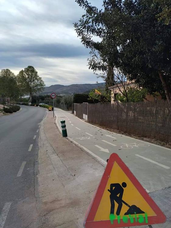 Fondón ilumina el carril bici con farolas solares