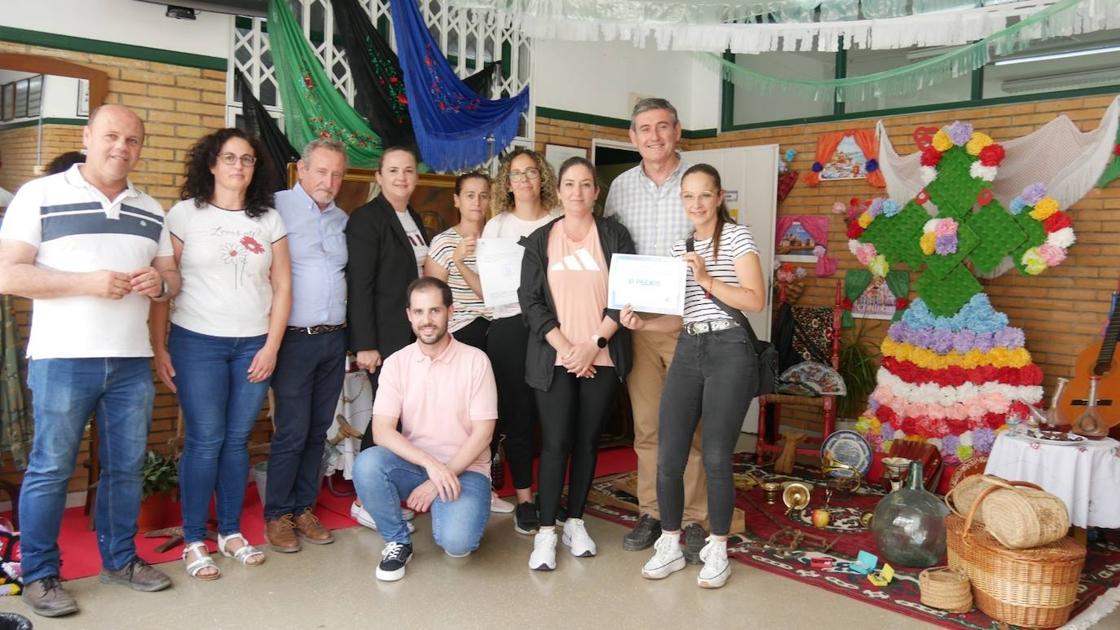 El colegio Pedro Mena gana el Concurso de Cruces de Mayo