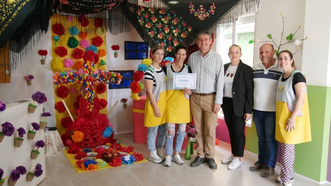 El colegio Pedro Mena gana el Concurso de Cruces de Mayo
