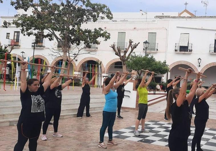 Dalías rinde culto al taichí con una demostración a pie de calle