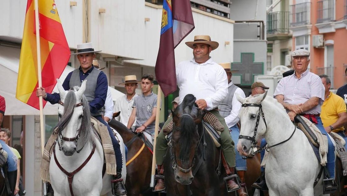 Adra rinde honores a la Virgen del Rocío en la 'pará rociera'