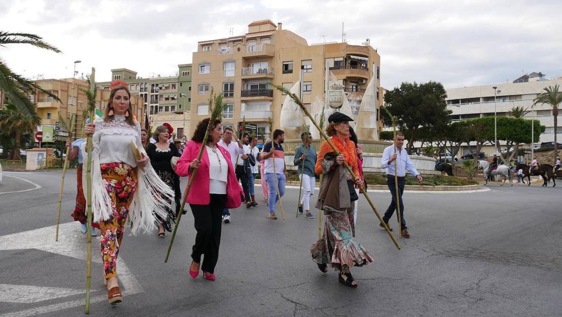 Adra rinde honores a la Virgen del Rocío en la 'pará rociera'