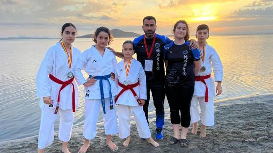Cuatro karatecas de Adra se suben al podio de la primera Copa de España Playa