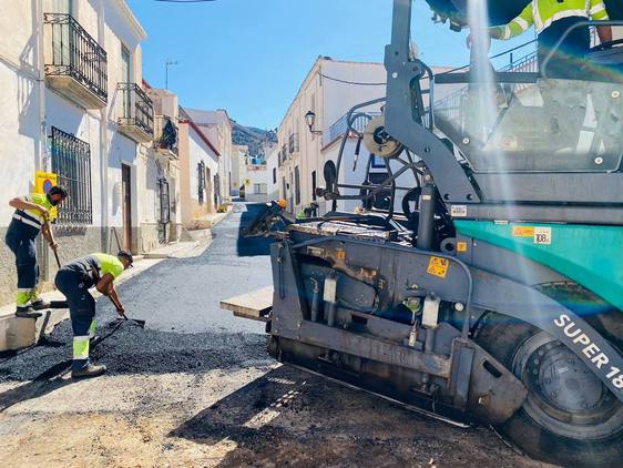 Dalías asfalta una de sus arterias principales, el Camino del Peregrino