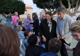 Manuel Cortés y Carmen Crespo, con vecinos de Adra.