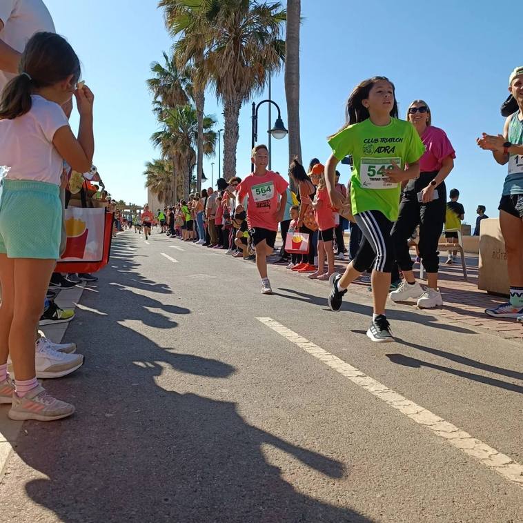 La primera carrera del Club Triatlón Adra congrega a más de 300 corredores