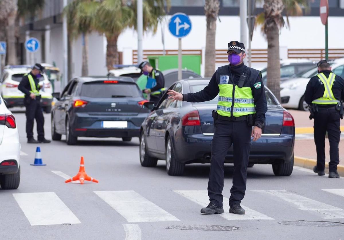 La Policía Local inspecciona vehículos escolares en un campaña con la DGT