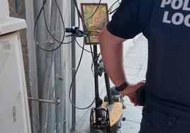 El patinete, con una imagen de Franco en el manillar.