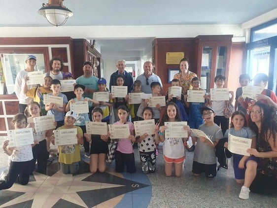 El Club Náutico de Adra contagia a los niños su pasión por la vela