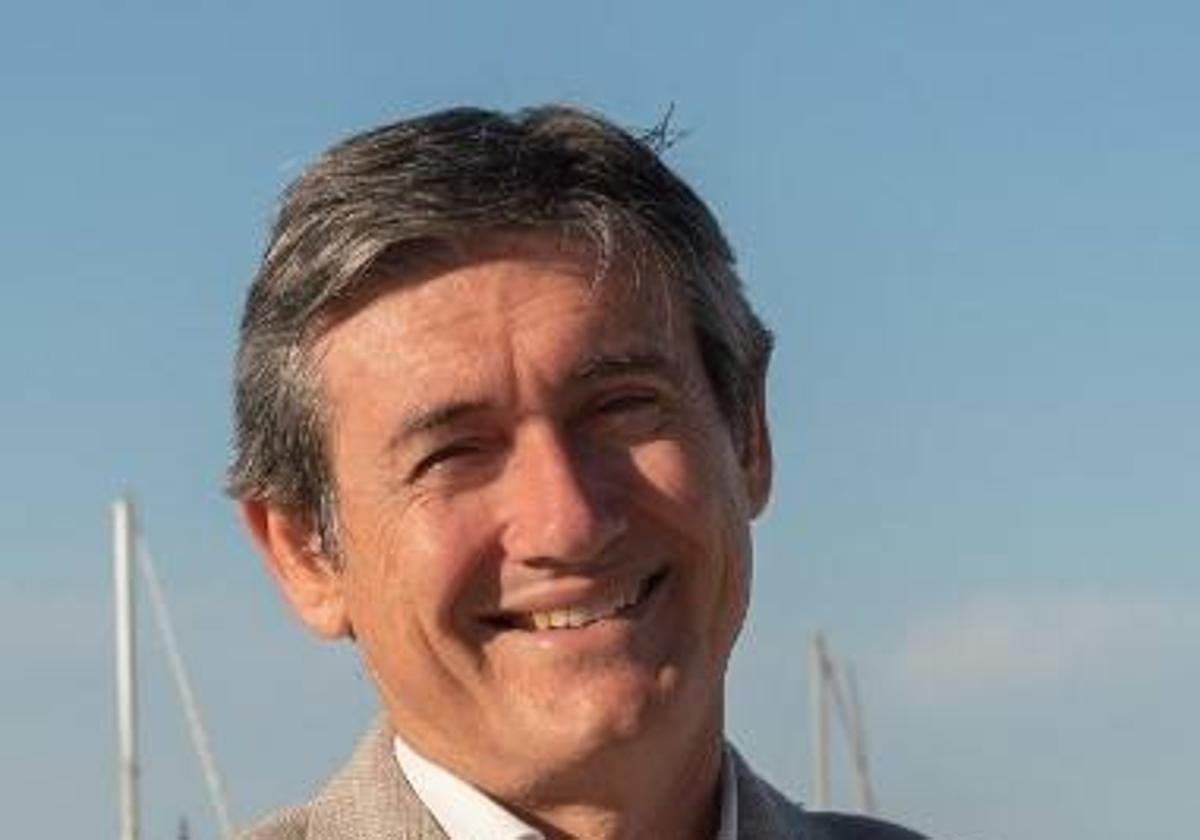 El alcalde valora la venta del hotel Mirador de Adra