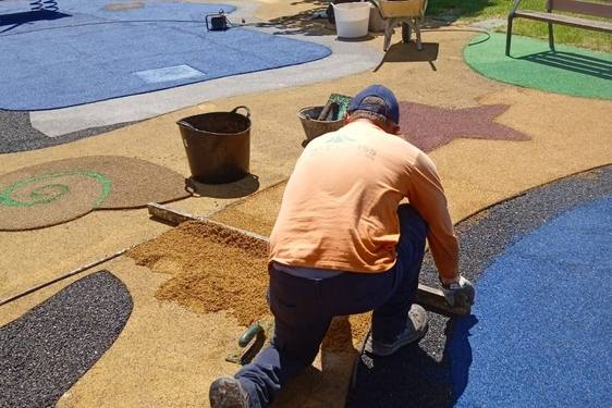 Un parque infantil de Adra estrena suelo