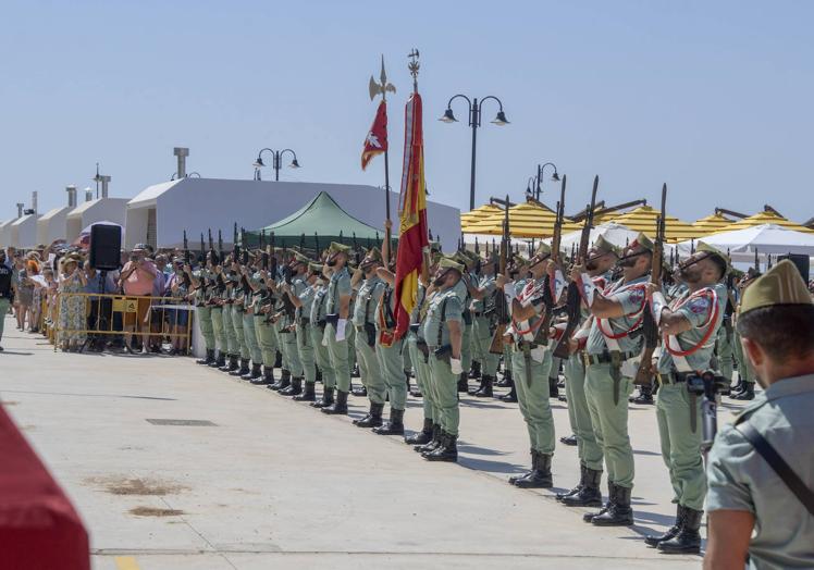 Imagen principal - Los ciudadanos de Adra muestran su fidelidad y lealtad a España en la jura de bandera