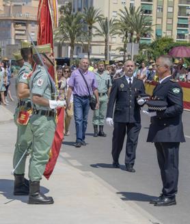 Imagen secundaria 2 - Los ciudadanos de Adra muestran su fidelidad y lealtad a España en la jura de bandera