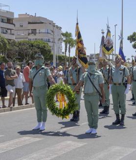 Imagen secundaria 2 - Los ciudadanos de Adra muestran su fidelidad y lealtad a España en la jura de bandera