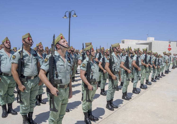 Imagen principal - Los ciudadanos de Adra muestran su fidelidad y lealtad a España en la jura de bandera