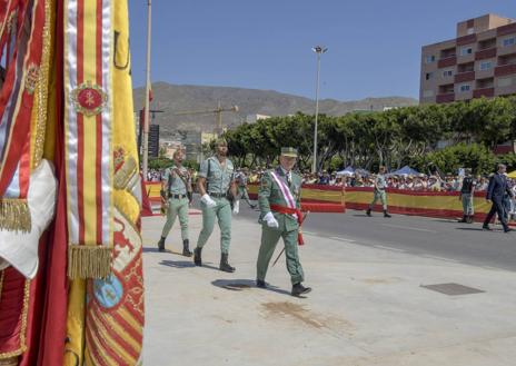 Imagen secundaria 1 - Los ciudadanos de Adra muestran su fidelidad y lealtad a España en la jura de bandera
