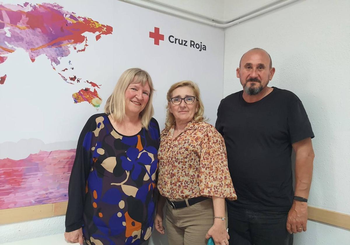 Manuel y Tuulikki, con la mediadora de Cruz Roja en el centro.