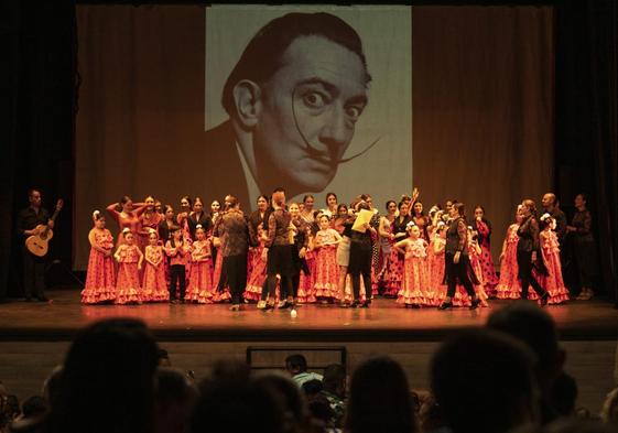 Espectacular puesta en escena de los alumnos de Arte Danza en su espectáculo 'El Sueño de Dalí'