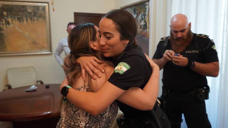 Queda inconsciente en su huerto y dos policías locales le salvan la vida