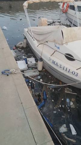 El puerto deportivo de Adra saca a flote los residuos de la actividad pesquera