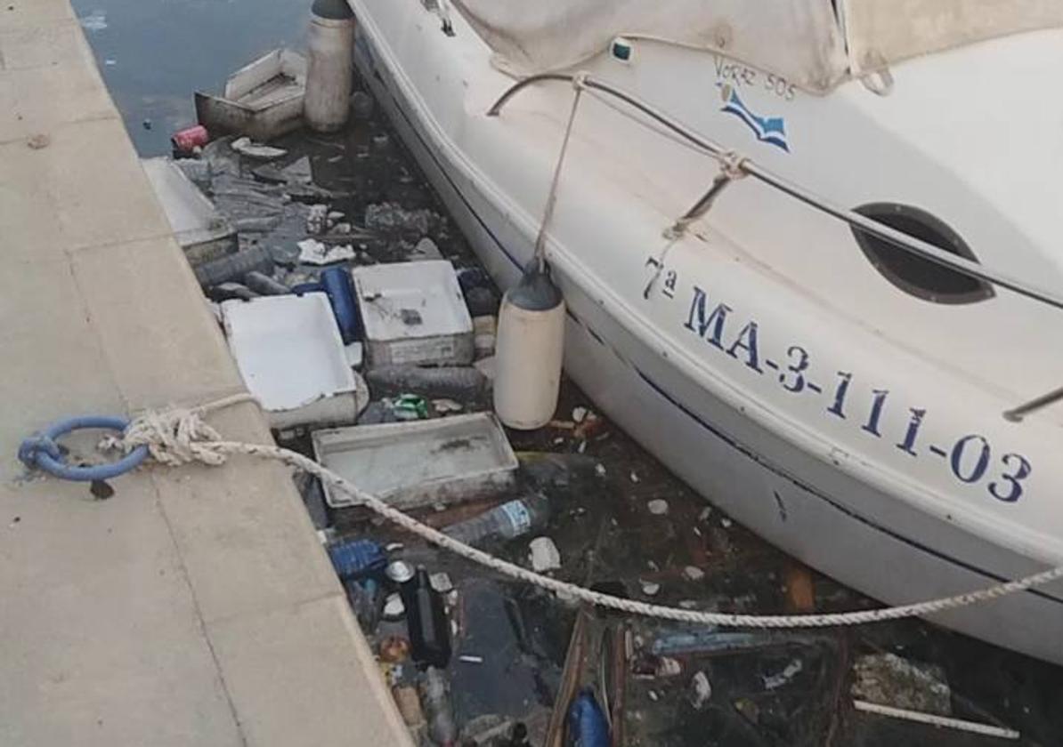 El puerto deportivo de Adra saca a flote los residuos de la actividad pesquera