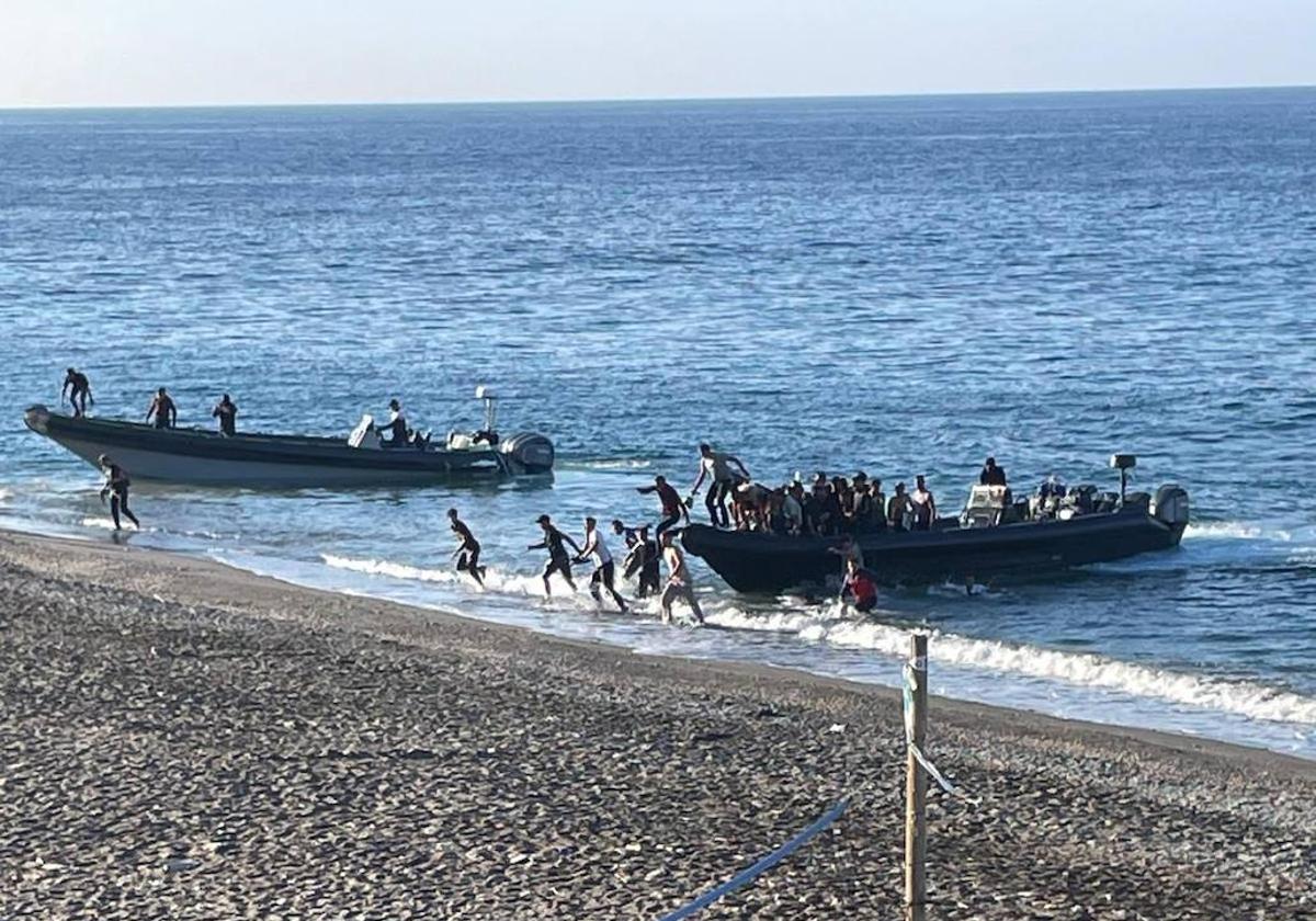 Ayer dos narcolanchas desembarcaron en la playa de Guainos, en el término municipal de Adra.
