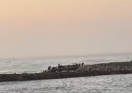 Localizan una patera en la playa del Censo de Adra