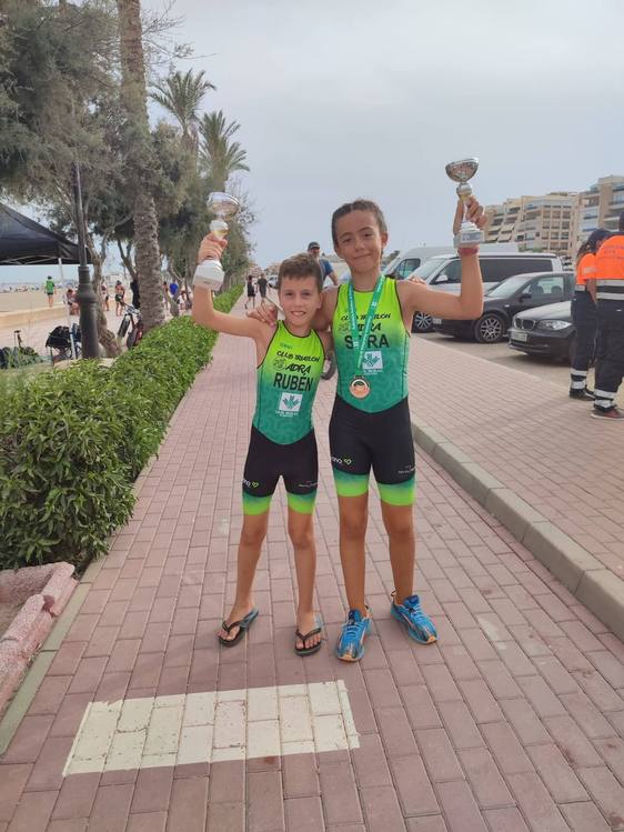 Rubén Sánchez y Sara Souto, en el podio del triatlón andaluz