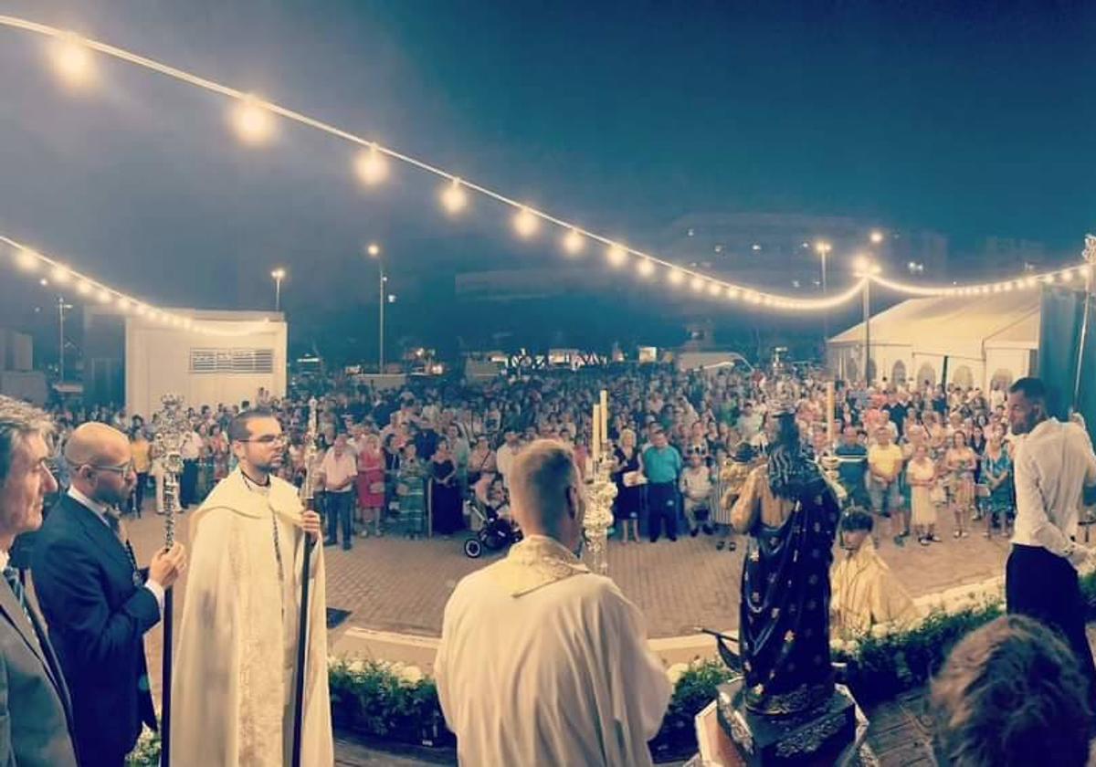 Un incidente con la peana de la patrona de Adra desluce su procesión