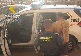 Desmantelan un activo punto de venta de droga en Adra y detienen a tres personas