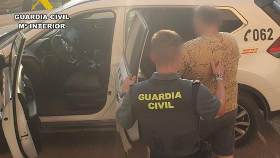Desmantelan un activo punto de venta de droga en Adra y detienen a tres personas