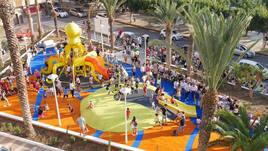 Un pulpo gigante da la bienvenida a los niños en un parque de Adra