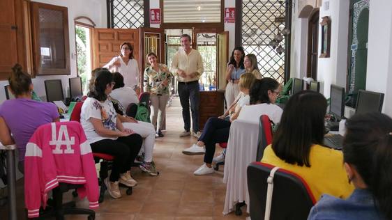 Mujeres de Adra se preparan para dar el salto al mundo digital