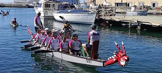 El Club Náutico acoge una sesión de 'dragon boat' para mujeres mastectomizadas