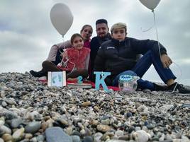 Rocío con su familia y con los recuerdos que conserva de su hijo Kilian, que falleció en la semana 34 de gestación.