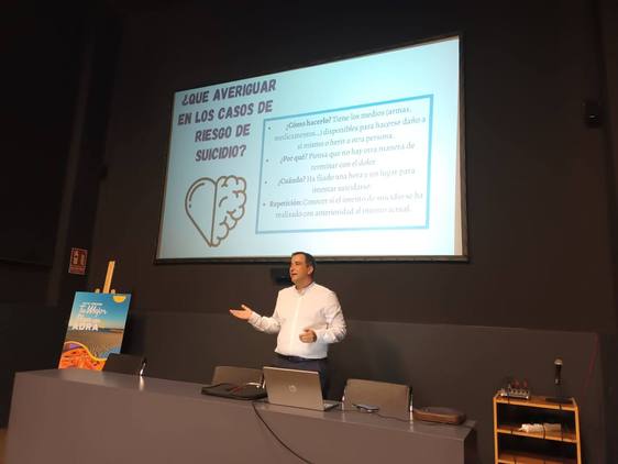 Escuela de Familia enseña a detectar desencadenantes ante el suicidio